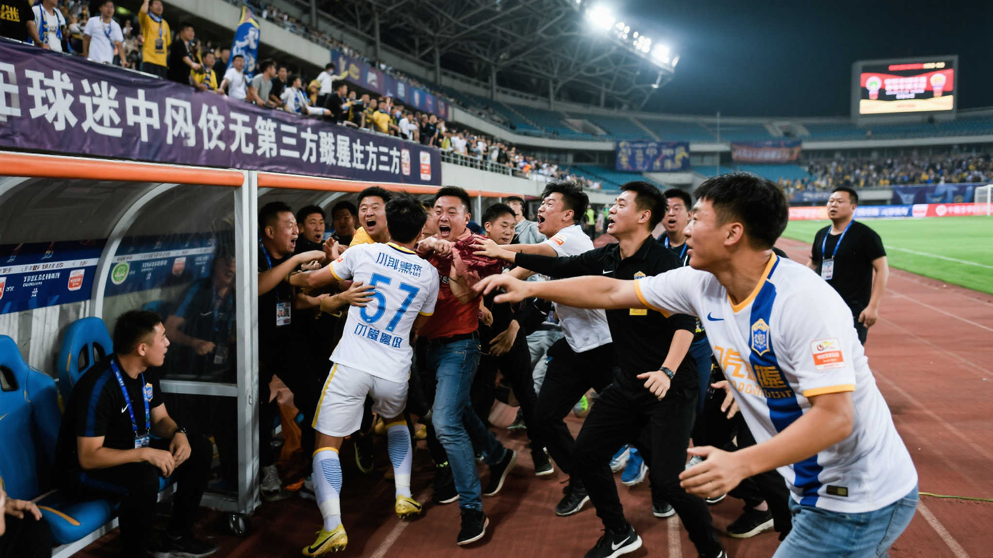 广厦球迷打人事件:身份揭秘,球员通道进入疑点重重,翟晓川识破场外伎俩 广厦球迷打人事件:身份揭秘,球员通道进入疑点重重,翟晓川识破场外伎俩